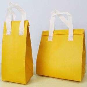 Sacs isothermes portables orange personnalisés en non-tissé, auto-adhésifs et jetables pour la livraison de café et la livraison de repas, idéaux pour les pique-niques - Product Image 1