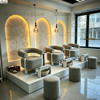 Fauteuil de massage pour pédicure et spa des pieds noir Royal Beauty Nail Salon à Dubaï