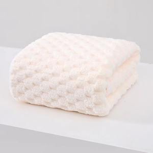 Serviette de Bain en Polaire Corail Transfrontalière, Douce et Absorbante, Bordures Renforcées, <span class=keywords><strong>Ne</strong></span> Laisse Aucun Poil, Idéale pour le Bain et le Séchage des Cheveux, Serviette Domestique - Product Image 4