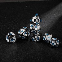 Ensemble de 7 dés de couple DND personnalisés en métal noir gravé avec incrustation bleue, avec sac de rangement pour dés polyédriques RPG pour Dungeons & Dragons