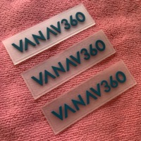 Étiquette en caoutchouc transparente avec logo en relief, étiquettes en caoutchouc de silicone écologiques avec lignes de couture