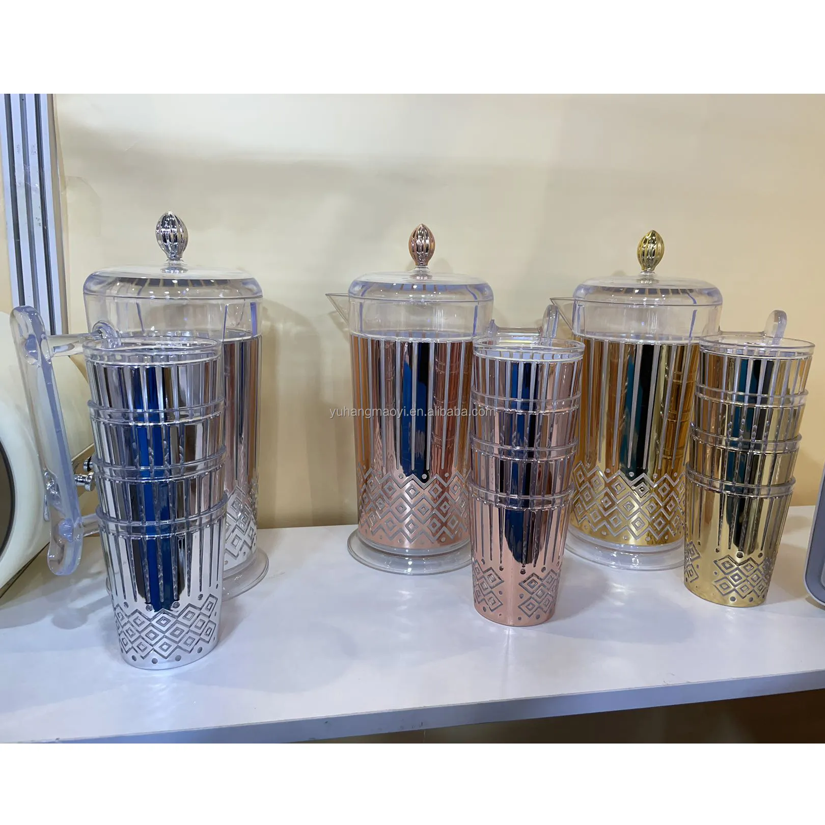Venta caliente de fábrica Jarras de oro Juego de jarras de agua plateadas de plástico con 4 tazas Juego de jarras de plástico para beber agua fría