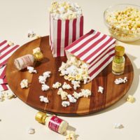 Coffret Cadeau Popcorn Soirée Cinéma : Assaisonnements, Garnitures, Appareil à Popcorn, Livre de Recettes 'Eat You Watch', Grains de Popcorn, Appareil à Popcorn Micro-ondes