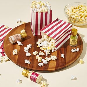 Coffret Cadeau Popcorn Soirée Cinéma : Assaisonnements, Garnitures, Appareil à Popcorn, Livre de Recettes 'Eat You Watch', Grains de Popcorn, Appareil à Popcorn Micro-ondes - Product Image 4
