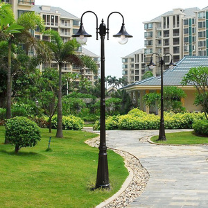 Lampadaire de jardin extérieur en fer avec abat-jour en verre LED, lumière blanc chaud 2700K, IP65, ampoule A19 non amovible, AC 220V, détecteur de mouvement solaire - Product Image 5