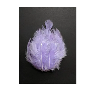 Cent petites plumes naturelles teintes, parfaites pour les expériences créatives, les décorations de mariage et les créations artisanales - Product Image 2