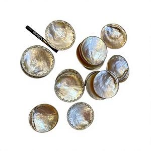 Assiette en coquille naturelle faite à la main, nacre plaquée argent, vaisselle de luxe écologique, plat de service décoratif pour la table à manger à la maison - Product Image 1