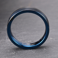 6mm 8mm Style élégant noir de tungstène brossé rainure décalée bleu à l'intérieur de l'anneau de placage noir pour hommes anneau de carbure de tungstène bleu