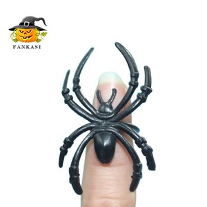 Araignées en plastique phosphorescentes Fankasi pour décorations d'Halloween, accessoires pour maison hantée, escape room et fêtes. - Product Image 4