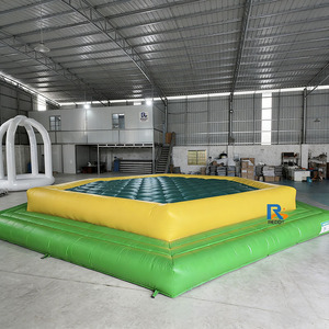 Castillo Inflable Gigante Verde <span class=keywords><strong>de</strong></span> PVC Fácil <span class=keywords><strong>de</strong></span> Instalar, Cancha <span class=keywords><strong>de</strong></span> Fútbol Personalizable para <span class=keywords><strong>Alquiler</strong></span> en Parques Infantiles - Product Image 1
