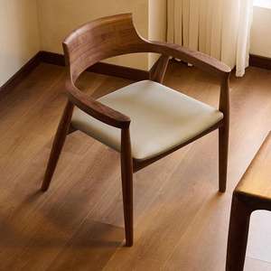 Chaise de salle à manger confortable et de haute qualité, <span class=keywords><strong>vente</strong></span> en gros de chaises de salle à manger en bois massif de couleur noyer avec accoudoir de siège en cuir et <span class=keywords><strong>tissu</strong></span> - Product Image 2