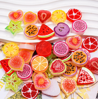 Realistiche fruit- en groenteharscharms: watermeloen, kiwi, drakenvrucht, granaatappel, aubergine, plakjes. Speelgoed voor poppenhuiskeuken.