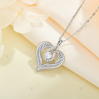 YILUN Pendentif coeur en pierre de CZ dansante en argent sterling 925 plaqué rhodium Ailes d'ange Pendentif coeur d'amour pour les femmes