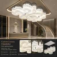 Lustre en verre de luxe avec ruban en spirale et perles de cristal, lampe de plafond incurvée sur mesure pour escalier d'hôtel, grand modèle pour projet d'éclairage