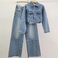Ensemble deux pièces décontracté OUDINA pour femme : veste courte ornée de strass et jean taille haute ample en denim