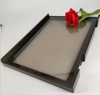 Armoire sur mesure en verre pleine hauteur avec cadre en aluminium fin et bande LED pour la décoration intérieure