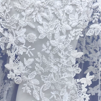 Tissu en dentelle brodée de sequins et de strass de luxe avec motif floral pour robes de mariée et décorations