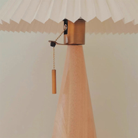 Lampe de table en tissu plissé vintage Base en bois Cloche abat-jour 16W E27 1150LM Lampe de chevet AC Flexible Simple Design Interrupteur à bouton-poussoir