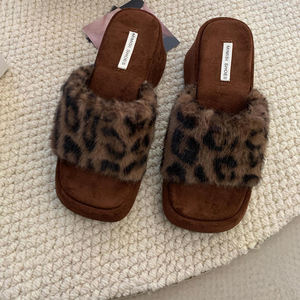 2025 Otoño Invierno nuevo fondo grueso peludo ropa de abrigo zapatillas Cabeza Cuadrada <span class=keywords><strong>Retro</strong></span> leopardo patrón cuña tacón zapatillas para mujer - Product Image 3