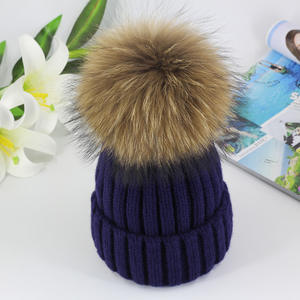 Bonnets d'hiver pour femmes avec logo personnalisé Bonnets en <span class=keywords><strong>fourrure</strong></span> de velours de qualité luxueuse avec pompons et doublure de crâne Bonnets Skullies tricotés pour filles à la mode - Product Image 5