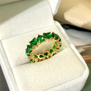 Anillo de banda completa con corazón de dos tonos y circonita verde, chapado en oro, apilable, para declaración, venta al por mayor - Product Image 3