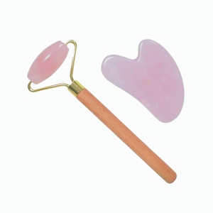 Kit de Belleza de Cuarzo Rosa Natural, Rodillo Facial con Mango de Madera y Gua Sha en Forma de Corazón para Lifting Facial y Cuidado de la Piel - Product Image 1
