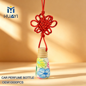 Venta al por mayor: Botella <span class=keywords><strong>de</strong></span> perfume colgante para coche <span class=keywords><strong>de</strong></span> 8ml con nudo chino, difusor <span class=keywords><strong>de</strong></span> aroma <span class=keywords><strong>de</strong></span> cerámica blanda con patrón floral colorido y tapa <span class=keywords><strong>de</strong></span> madera. - Product Image 1