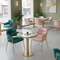Ensemble de mobilier de restaurant moderne avec banquette en velours rose de luxe et base dorée, pour café, boulangerie et restaurant, comprenant chaises et tables.