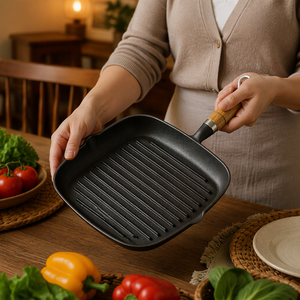 Fabrika Toptan Ev Tipi Mutfak Kare Mini Tava Dökme Demir Yapışmaz Barbekü Izgara Tavası Ahşap Saplı - Product Image 1