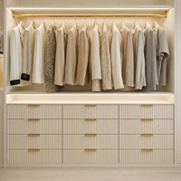 Système de dressing modulable verrouillable sur mesure, armoire en MDF à lattes couleur crème, poignée dorée, étagère LED, îlot de rangement, mobilier de dressing