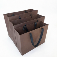 Sac fourre-tout en papier kraft recyclable imprimé sur mesure avec poignée torsadée et revêtement aqueux pour l'emballage de lait et de cadeaux alimentaires de fêtes