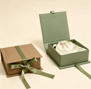 Boîte cadeau de luxe carrée à fermeture magnétique, boîte en papier rigide mat avec ruban et pochette en satin pour l'emballage de colliers, bagues et boucles d'oreilles - Product Image 6