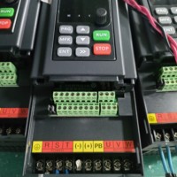 Variateur de fréquence vectoriel AC 380V 0,75KW pour compresseurs et moteurs triphasés VFD