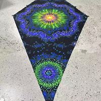 Canopée lumineuse néon cosmique aux fleurs et étoiles, décoration suspendue hexagonale psychédélique, mandala galactique fluorescent pour plafond