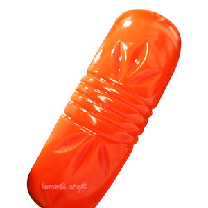 Pulsera vintage de resina tallada amarilla, brazalete de joyería de reproducción antigua - Product Image 6