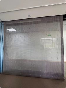 Pantalla LED Transparente 4K 120Hz IP65 Resistente al Agua para Uso en Tiendas Interiores, Color Azul Claro - Product Image 2