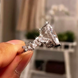 Anello di Fidanzamento con Zircone Taglio Marquise per Donne, Elegante Gioiello da Sposa alla Moda - Product Image 6