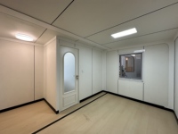 Unité de logement modulaire préfabriquée confortable, antirouille, pliable, pour location à court terme.