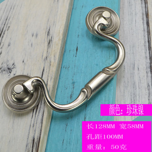 Poignée de meuble Dongguan en alliage de zinc 128mmx60mm à double trou, quincaillerie traditionnelle pour porte d'armoire - Product Image 4