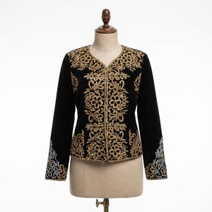 Veste en velours noir de luxe pour femme avec broderie florale or et argent faite à la main, détails de corsage à col en V - Product Image 3