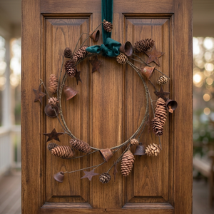 Corona rústica hecha a mano con conos de pino, estrellas y campanas para decoración navideña de puertas - Product Image 4