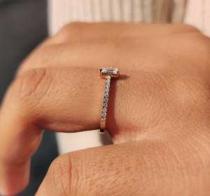 Anillo de Diamante Moissanita Corte Esmeralda de 0.12 CT para Compra al por Mayor, Oro 10k 14k 18k Plata, Calidad VVS1, Joyería Clásica de Compromiso, Proveedor Rápido - Product Image 3