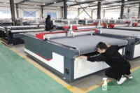 Découpeuse automatique de tissu de store de rouleau de prix d'usine pour le tissu avec le moteur de pompe et les composants de noyau de moteur inclus