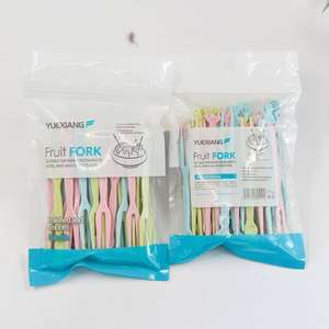 Fourchettes à fruits jetables de Noël, fourchettes en plastique pour gâteaux et desserts, vente en gros à un yuan. - Product Image 5