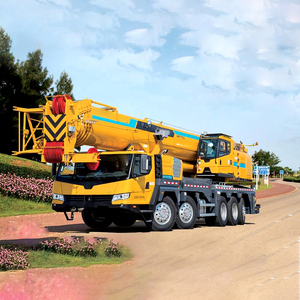 Grúa sobre camión XCT100 de 100 toneladas con estabilizadores tipo caja de gran alcance que mejoran la estabilidad bajo cargas extremadamente pesadas. - Product Image 1