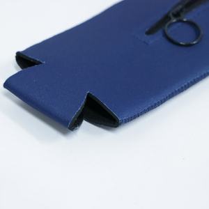 Manchon pour bouteille de bière en cuir à motif camouflage, isolé, style moderne et épuré, avec anneau de traction à fermeture éclair et support pour stubby, logo personnalisé - Product Image 4