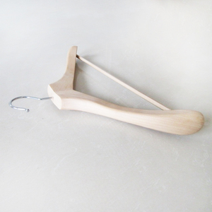 Perchas de madera premium con acabado encerado y hombros anchos contorneados para vestidos de novia, trajes y abrigos en boutiques nupciales - Product Image 2