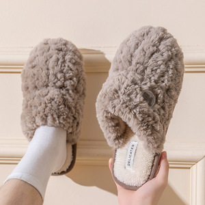 Chaussons d'intérieur et d'extérieur populaires pour hommes et femmes, automne-hiver, avec semelles épaisses antidérapantes et dessus en velours - Product Image 5