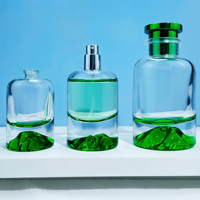 Bouteille en verre de parfum vert de luxe avec diffuseur de conception de givre de logo personnalisé de fond volcanique