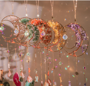 Campana a Vento Artigianale Bohemien con Cristalli a Forma di Luna e Gemme per Casa e Giardino, Stile Boho Magico Arcobaleno - Product Image 4